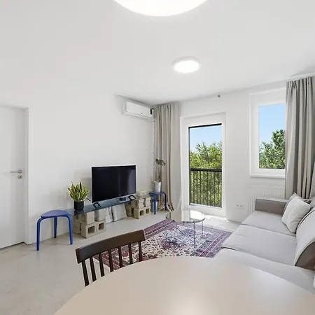Sunny Minimalist Flat With Balcony Apartment *